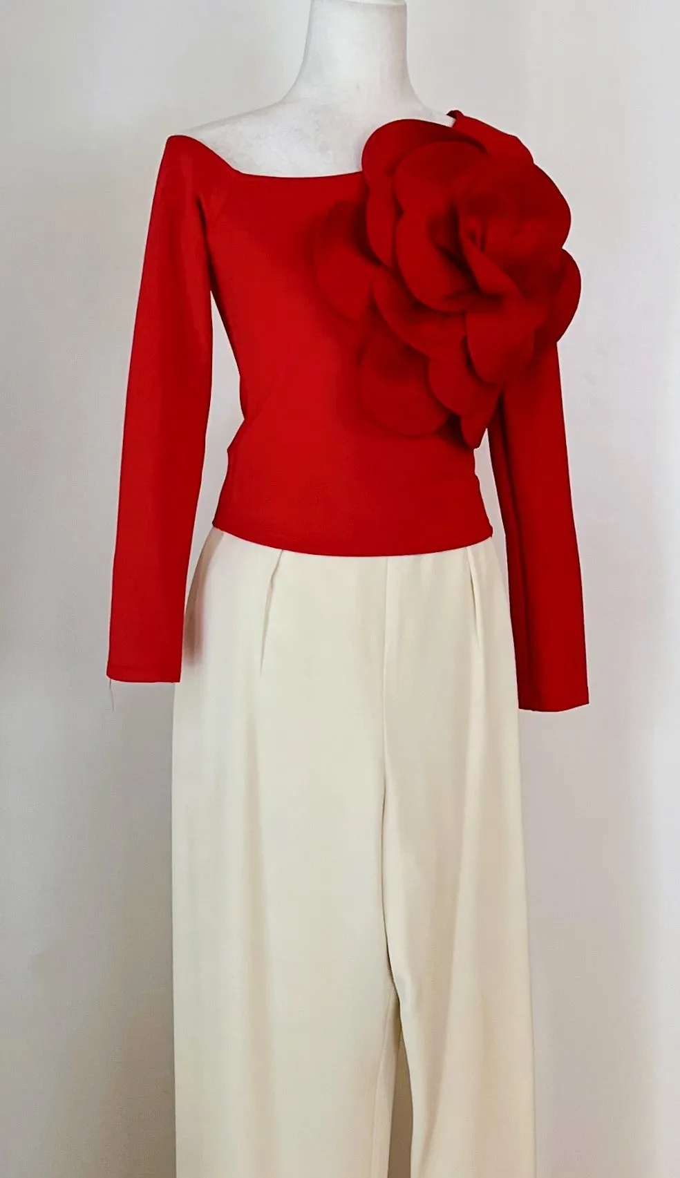 The PERFECT Top For Year Use. Extremely Flattering. Trend Perfect In Black or Red