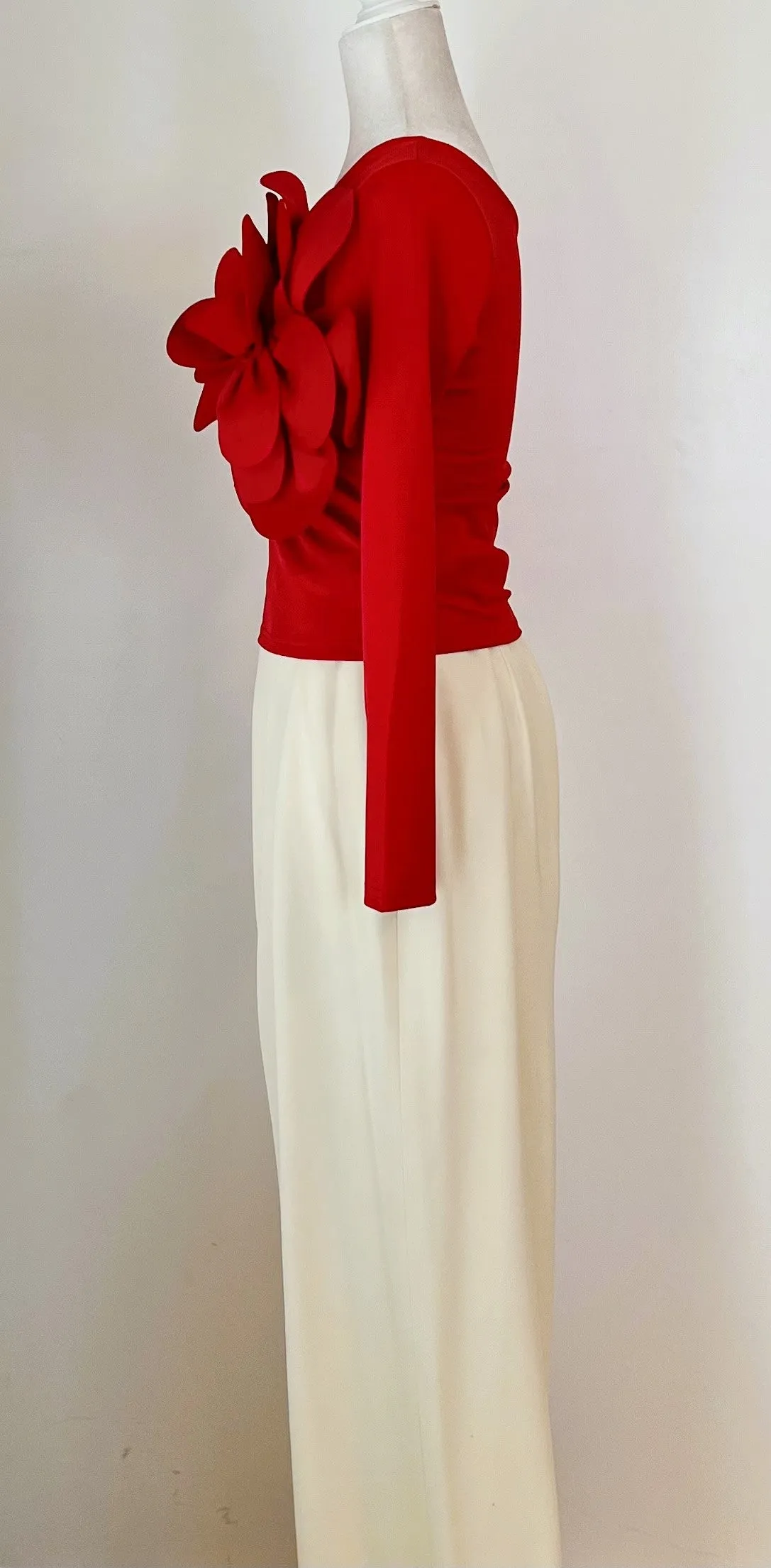 The PERFECT Top For Year Use. Extremely Flattering. Trend Perfect In Black or Red