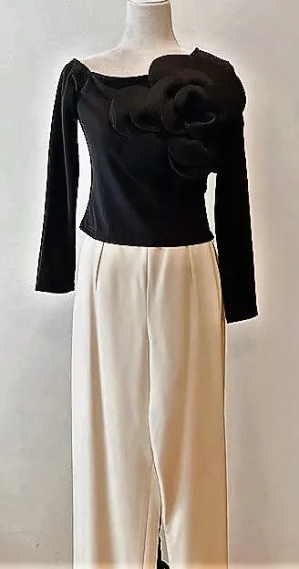 The PERFECT Top For Year Use. Extremely Flattering. Trend Perfect In Black or Red
