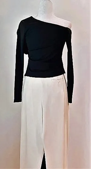 The PERFECT Top For Year Use. Extremely Flattering. Trend Perfect In Black or Red