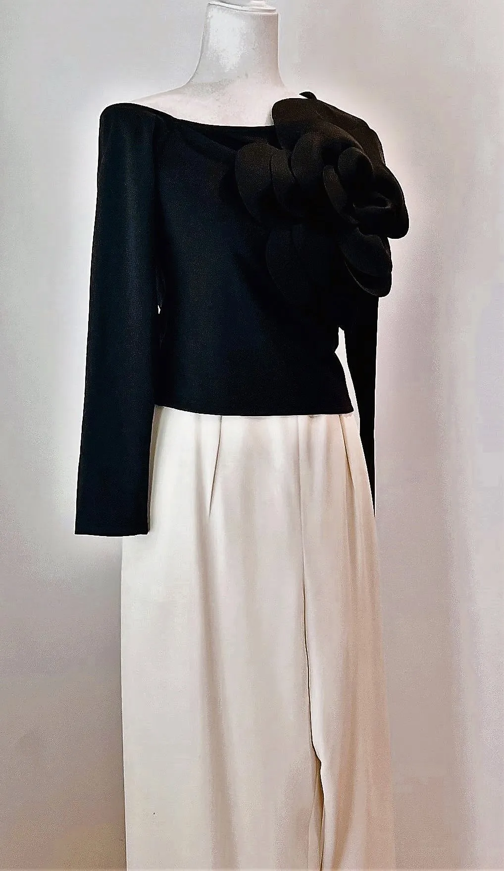 The PERFECT Top For Year Use. Extremely Flattering. Trend Perfect In Black or Red