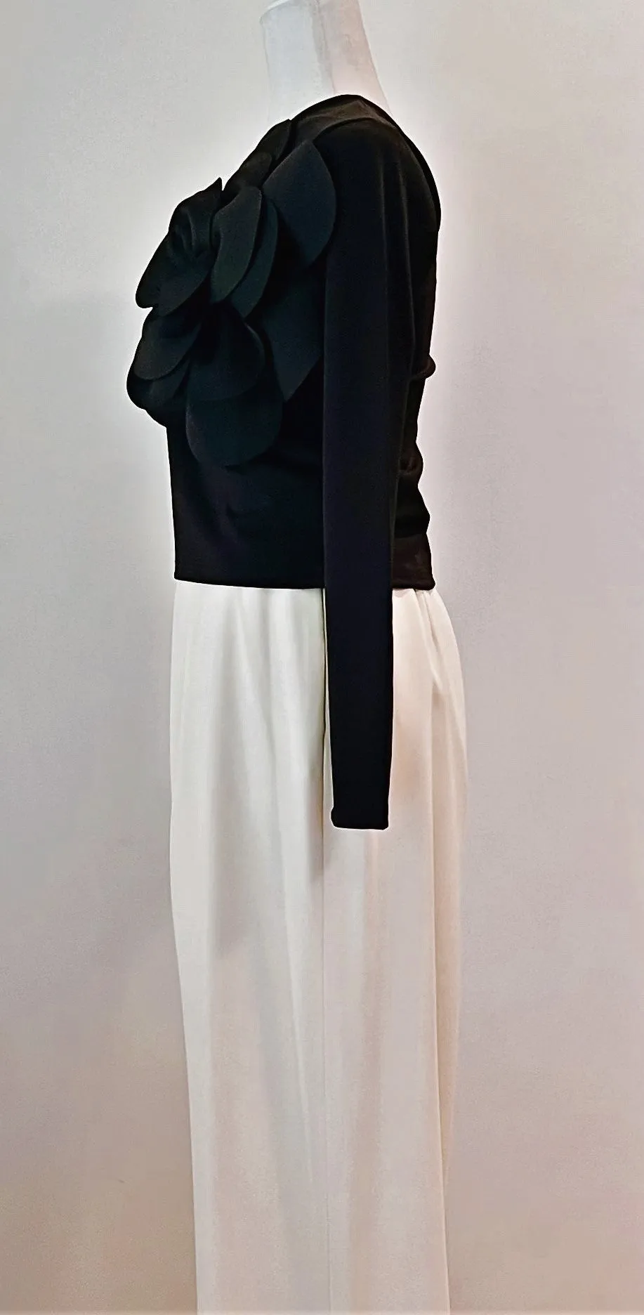 The PERFECT Top For Year Use. Extremely Flattering. Trend Perfect In Black or Red