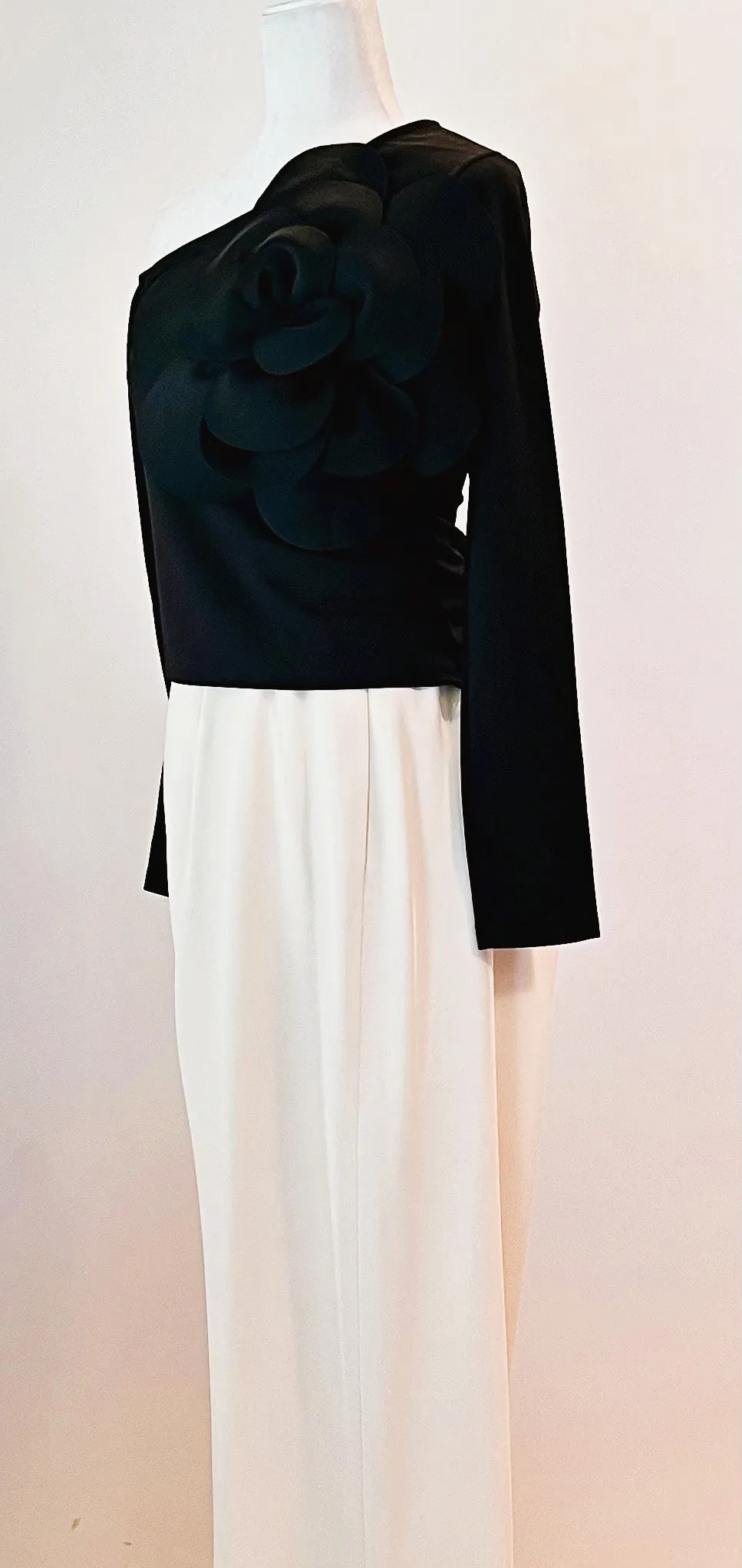 The PERFECT Top For Year Use. Extremely Flattering. Trend Perfect In Black or Red
